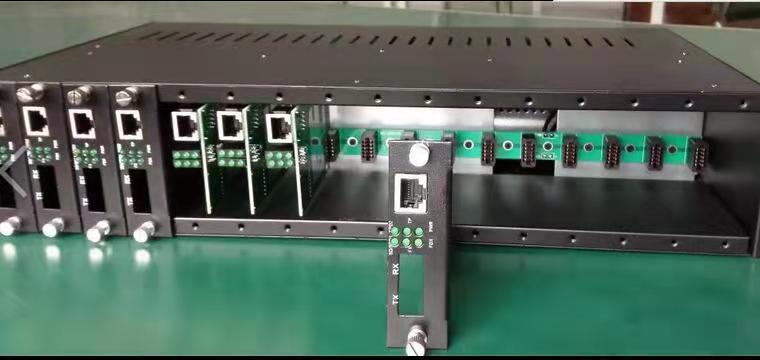 14-Slot Fiber Media Converter Chassis